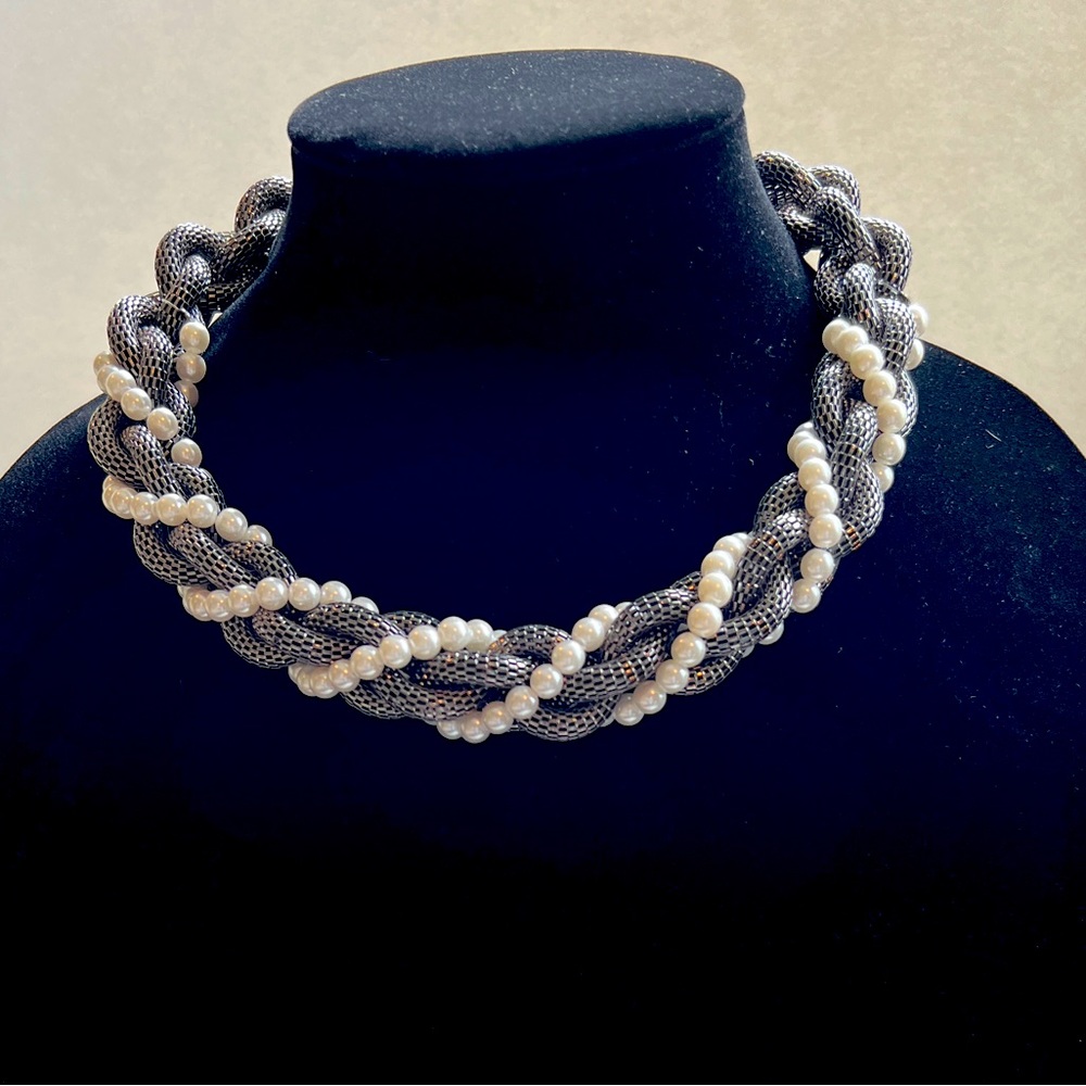 Vintage Women’s Black Metal Chain Rope with Fax White Pearl Beads Necklace.